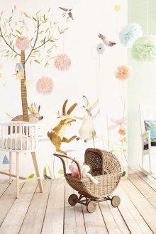 벽에 프린트가 있는 신생아를 위한 방