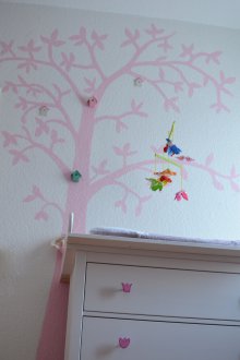 벽에 그림이 있는 신생아를 위한 방