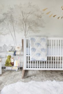 벽에 그려진 신생아를 위한 방