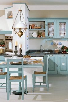 부엌의 내부에 파란색 세트