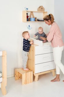 신생아를위한 방은 밝습니다.