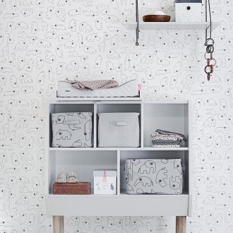 받침대가 있는 신생아를 위한 방