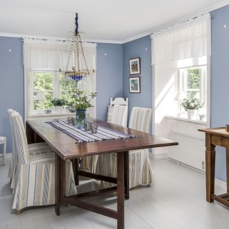 옅은 파란색 벽이 있는 주방