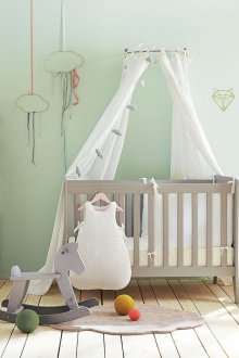 신생아를위한 방은 녹색입니다.