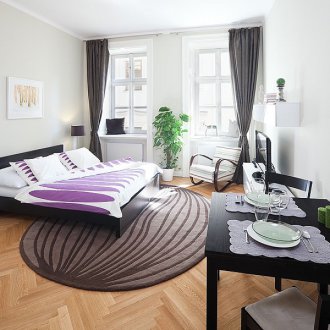 Katil kayu pepejal dengan hiasan