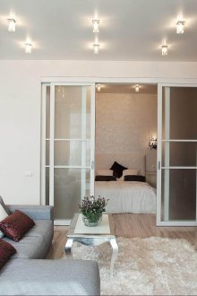 Комбинирана дневна и спалня с преграда и врати