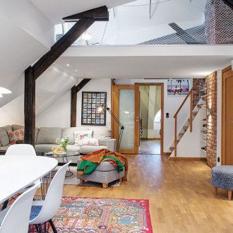 Комбинирана дневна и спалня с вграден под