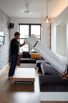 Комбинирана дневна и спалня със сгъваеми мебели