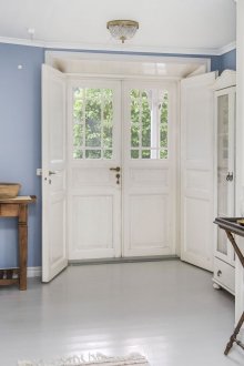 파란색과 흰색 벽이 있는 복도