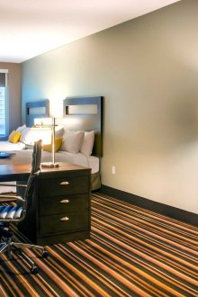 Дневна спалня с маса