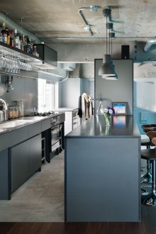 파란색 벽이 있는 주방