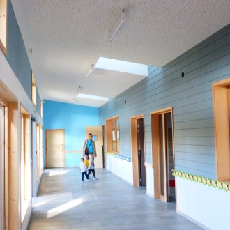 Kindergarten Gruppendekoration mit Baum