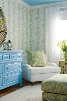 침실의 파란색 가구와 천장