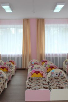 Schlafzimmerdekoration im Kindergarten mit Betten