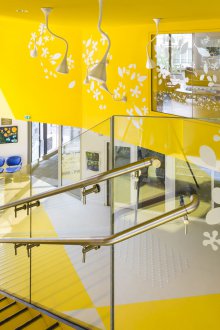 Dekorationstreppe im Kindergarten