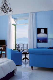 파란색 벽이 있는 침실