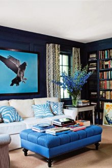 거실 내부의 파란색과 진한 파란색의 조합