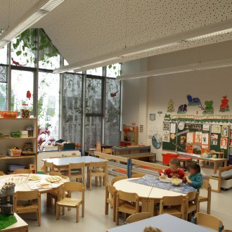 Kindergarten Gruppendekoration mit Panoramafenster