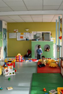Eine Gruppe im Kindergarten mit Schließfächern bilden Eine Gruppe im Kindergarten mit Schließfächern bilden