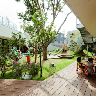 Dekoration der Veranda im Kindergarten