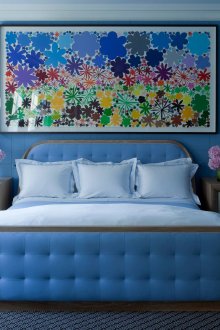 밝은 그림이있는 파란색 침실