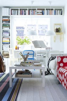 소파가 있는 좁은 보육원