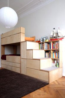 합판 가구가있는 좁은 보육원