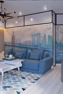 파란색 인테리어 요소가 있는 거실.