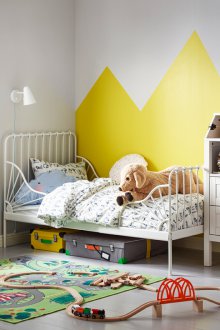 연철 침대가 있는 좁은 보육원