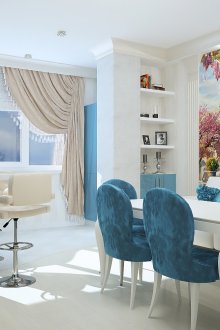 파란색 요소가 있는 주방.