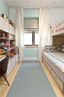 모듈식 가구가 있는 좁은 보육원