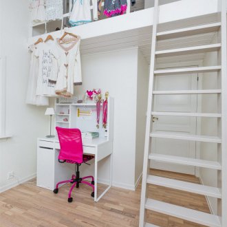 상부 구조가 있는 좁은 보육원