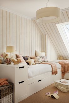 줄무늬 벽지가 있는 좁은 보육원