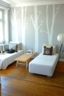 벽에 패턴이 있는 좁은 보육원