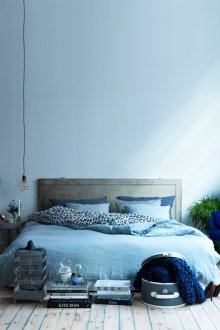 블루 톤의 침실.