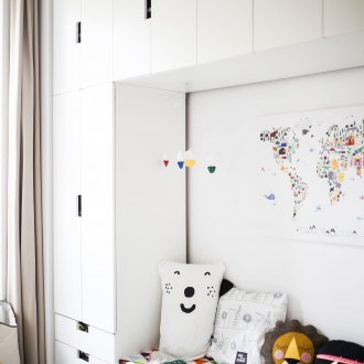 옷장이 있는 좁은 보육원