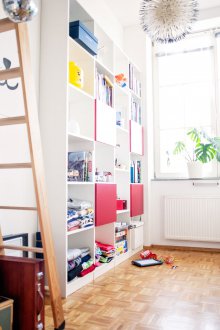 랙이 있는 좁은 보육원