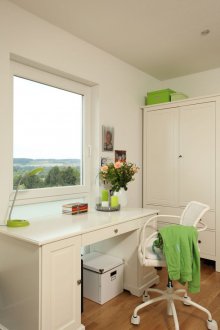 테이블이 있는 좁은 보육원