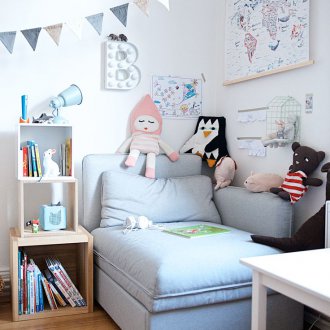 오토만이 있는 좁은 보육원