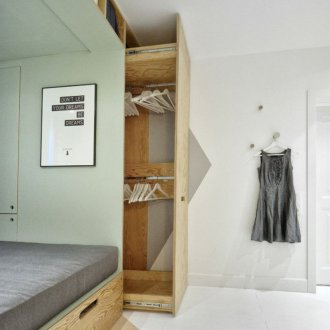 변압기 가구가 있는 좁은 보육원