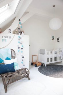 Деца на тавана бяло