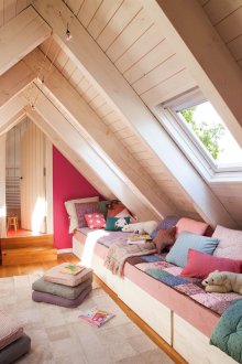 Таванска стая с диван