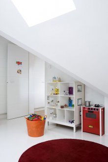 Деца на тавана червено