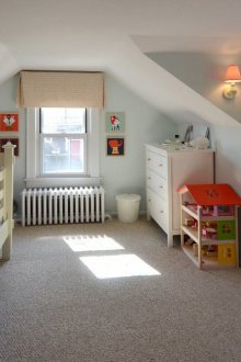 Таванска детска стая с нисък таван