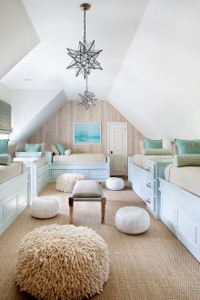 Таванска детска стая в пастелни цветове