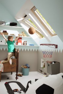 Таванска детска стая с картина на стените