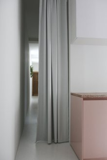 Бял цвят в интериора на коридора