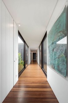 Интериорът на дълъг коридор