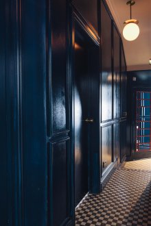 Синя гланцова боя във вътрешността на коридора