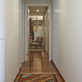 Боядисани стени във вътрешността на коридора